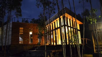 Bagian depan properti - sore/malam