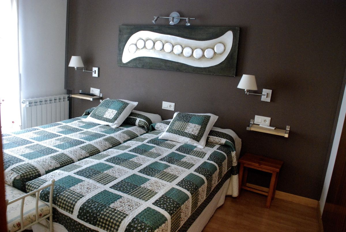 Habitació doble o amb dos llits individuals | Wifi gratuïta i roba de llit 