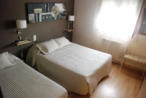 Triple Room | Free WiFi, bed sheets - Hostal Delgado (Benabarre)