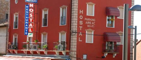 Façana frontal de l'allotjament