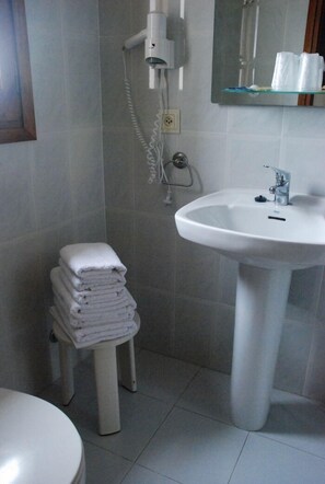 Shower, towels - Hostal Delgado (Benabarre)