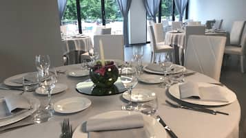 Petit déjeuner, déjeuner et dßner servis sur place, vue sur la piscine