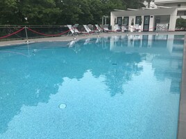 Piscina externa sazonal, funciona das 8h às 18h, barracas, guarda-sóis