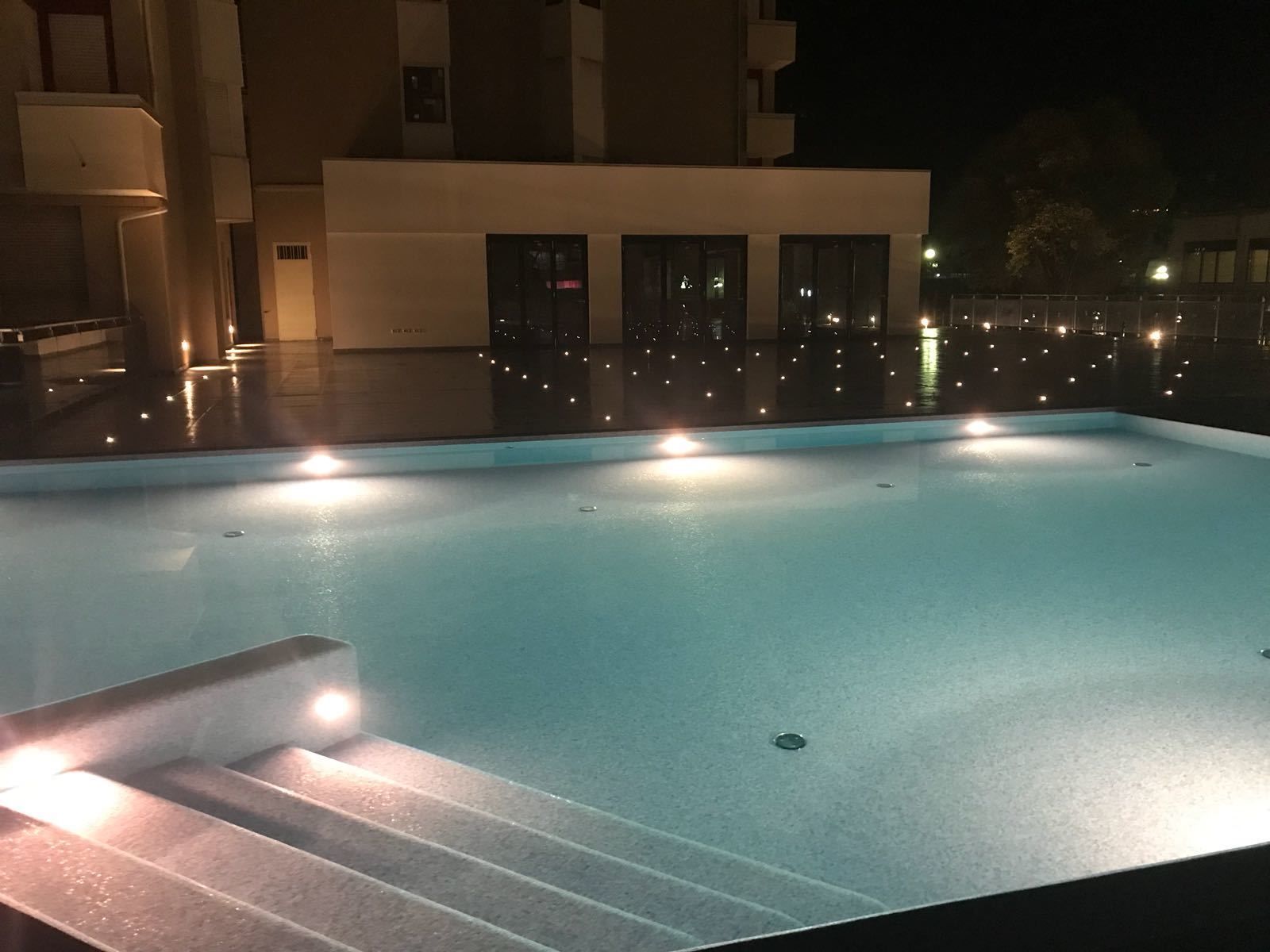 Alberca al aire libre por temporada y camas balinesas (con cargo) 