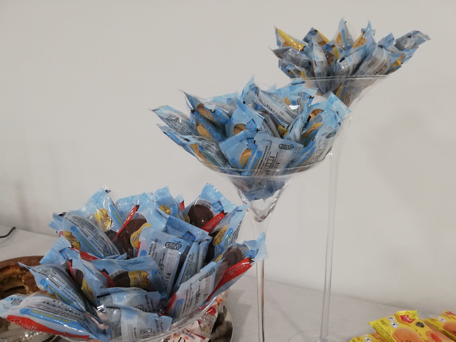 Dois vasos de vidro cheios de alimentos embalados, provavelmente para um evento de catering.
