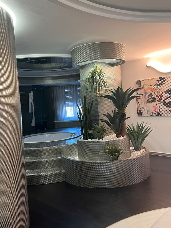 Luxury Suite | Bathroom | Free toiletries, hair dryer, slippers, bidet