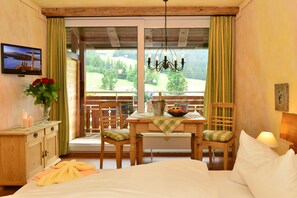 Panoramic Double Room, Balcony | Desk, blackout drapes, iron/ironing board, free cribs/infant beds - Hotel Zum Senn (Bad Hindelang)