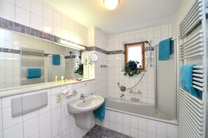 Suite | Baño | Regadera, regadera tipo lluvia, amenidades de baño gratuitas 