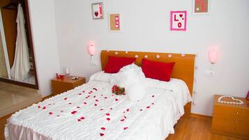Grand suite, uitzicht op tuin | Een bureau, gratis wifi, beddengoed