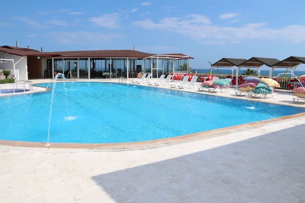 2 Außenpools, geöffnet von 08:00 Uhr bis 18:30 Uhr, Sonnenschirme