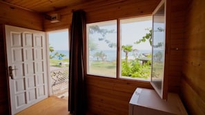 1 bedroom, desk, blackout curtains, soundproofing