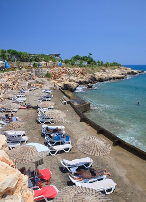 Privatstrand, Liegestühle, Sonnenschirme, Strandbar