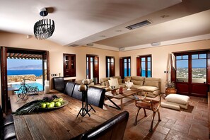 Villa Luxe, plusieurs chambres, piscine privée, vue mer | Salle de séjour