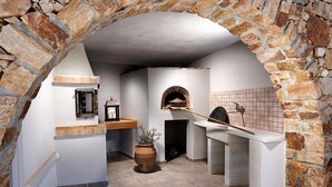 Lyxvilla - flera sovrum - privat pool - havsutsikt | Eget kök | Espressobryggare, kaffe- och tebryggare, stort kylskåp och mikrovågsugn