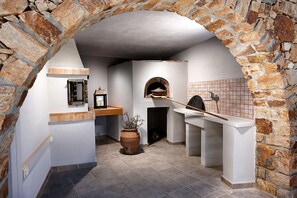 Luksusvilla, flere soverom, privat basseng, sjøutsikt | Eget kjøkken | Kjøleskap, mikrobølgeovn, ovn og kokeplater