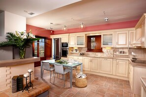 Luksusvilla, flere soverom, privat basseng, sjøutsikt | Eget kjøkken | Kjøleskap, mikrobølgeovn, ovn og kokeplater