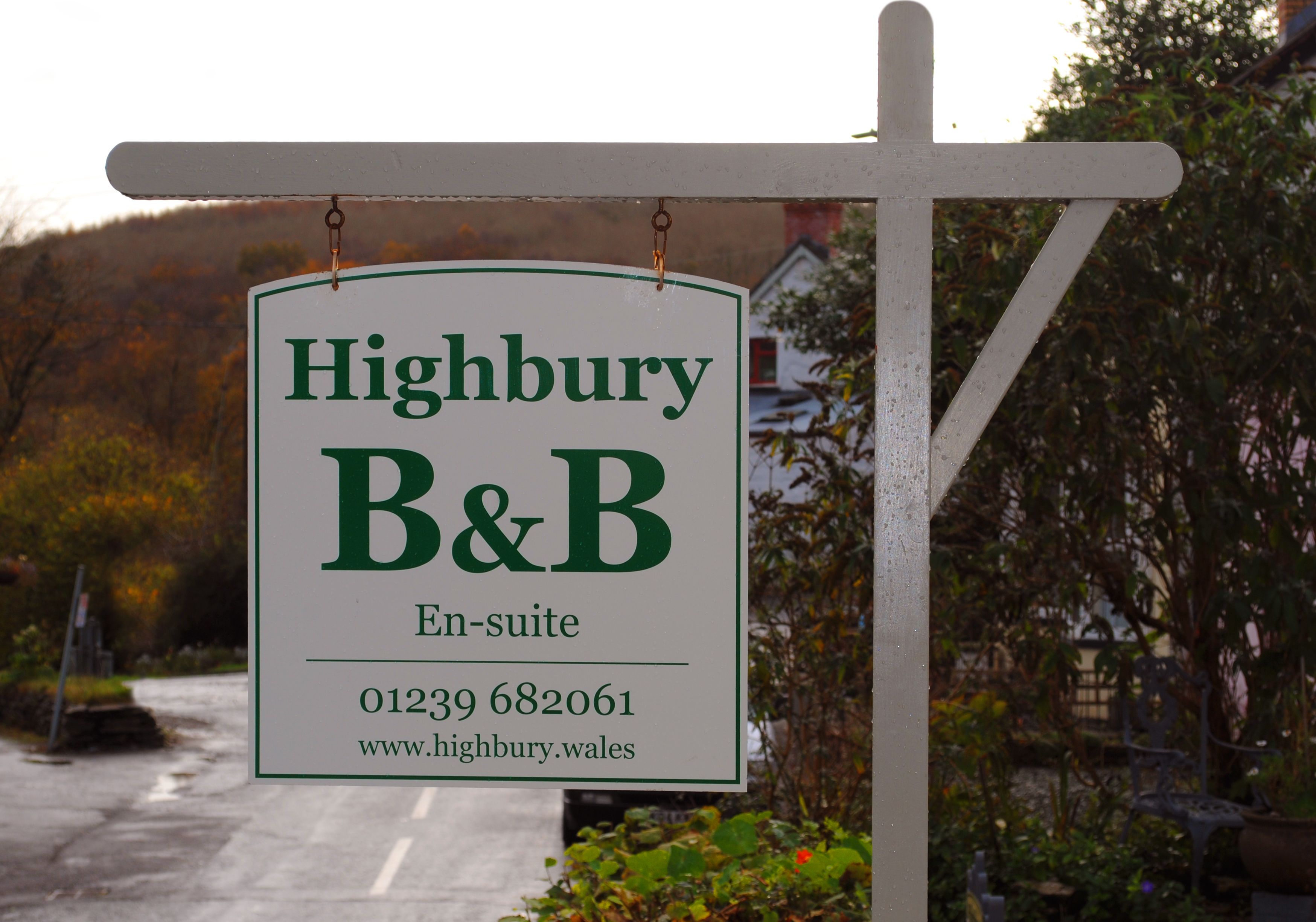 A sign for Highbury B&B en-suite accommodation with contact details and website.