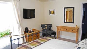 Deluxe Studio Suite, 1 Double Bed, Courtyard Area | 1 bedroom, premium bedding, individually decorated