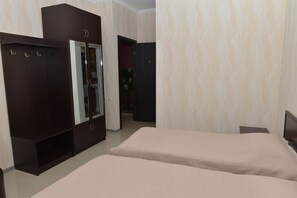 Phòng 3, quang cảnh thành phố | Bàn, phòng cách âm, bàn ủi/dụng cụ ủi quần áo 