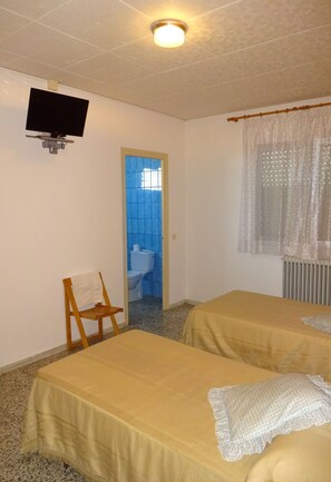 Twin Room, Private Bathroom | 1 bedroom, desk, free WiFi - Hostal Terraferma (Algerri)