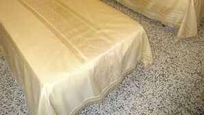 A room with two single beds, a nightstand with a lamp, a wall-mounted light, and a door. - Hostal Terraferma (Algerri)