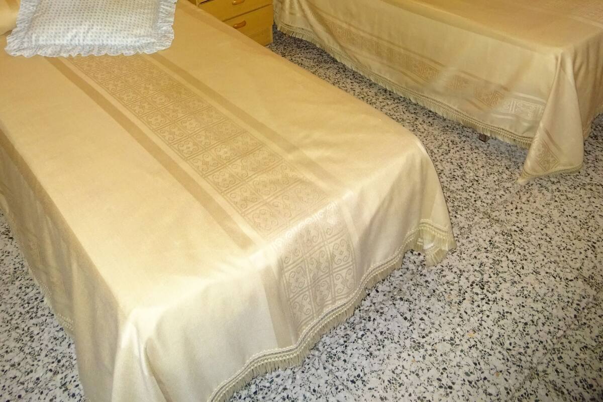 Basic Twin Room with shared bathroom | 1 개의 침실, 책상, 무료 WiFi