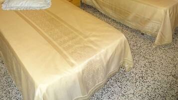 Basic Twin Room with shared bathroom | 1 habitación, escritorio y wifi gratis