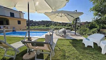 Piscina stagionale all'aperto, ombrelloni da piscina, lettini