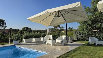 Piscine extérieure (ouverte en saison), parasols de plage