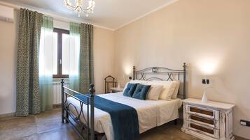 Ropa de cama de alta calidad, cubrecamas, minibar y escritorio