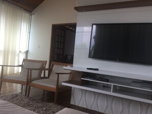 华丽独立别墅, 海滩景观, 海滨 | 客厅 | 平板电视