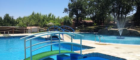 Una piscina al aire libre de temporada