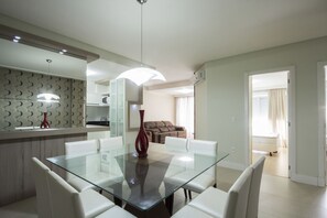 Appartement Familial, 2 chambres | Salle de séjour | Télévision à écran plat