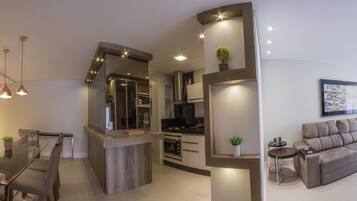 Apartamento família, 2 quartos | Sala de estar | TV de tela plana