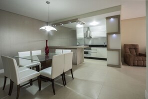 Familienapartment, 2 Schlafzimmer | Eigene Küche | Kühlschrank, Mikrowelle, Ofen, Herdplatte