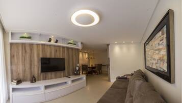 Apartamento família, 2 quartos | Sala de estar | TV de tela plana
