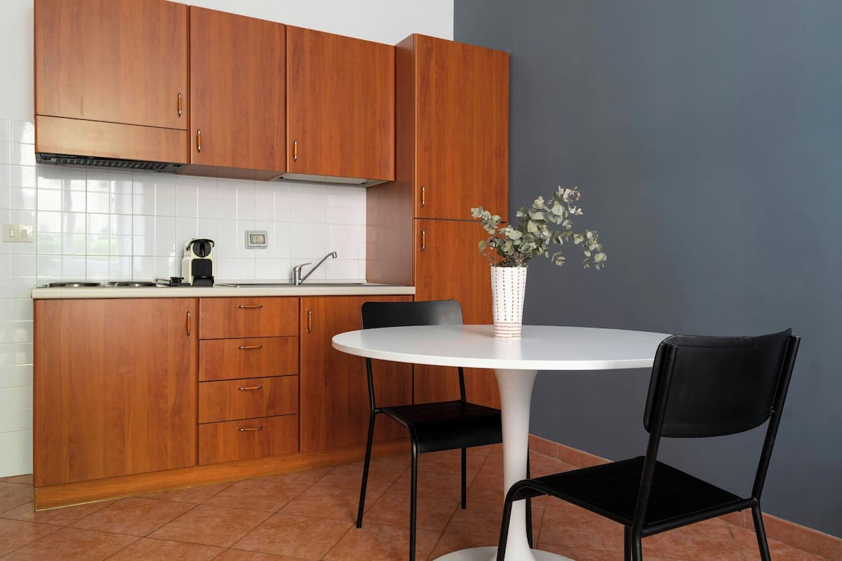 1 habitación, muebles diferentes y escritorio