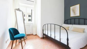 1 soveværelse, individuel indretning, skrivebord