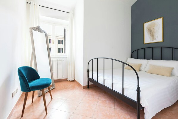 1 chambre, ameublement personnalisé, bureau