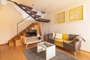 Duplex, 1 chambre | Aire de séjour | Téléviseur à écran plat