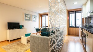 A modern apartment with a living room, dining area, and kitchen. - North Star Flats - Ribeira & Cellars (Vila Nova de Gaia)