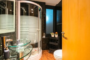 Apartment, 1 Bedroom | Bathroom | Free toiletries, hair dryer, towels