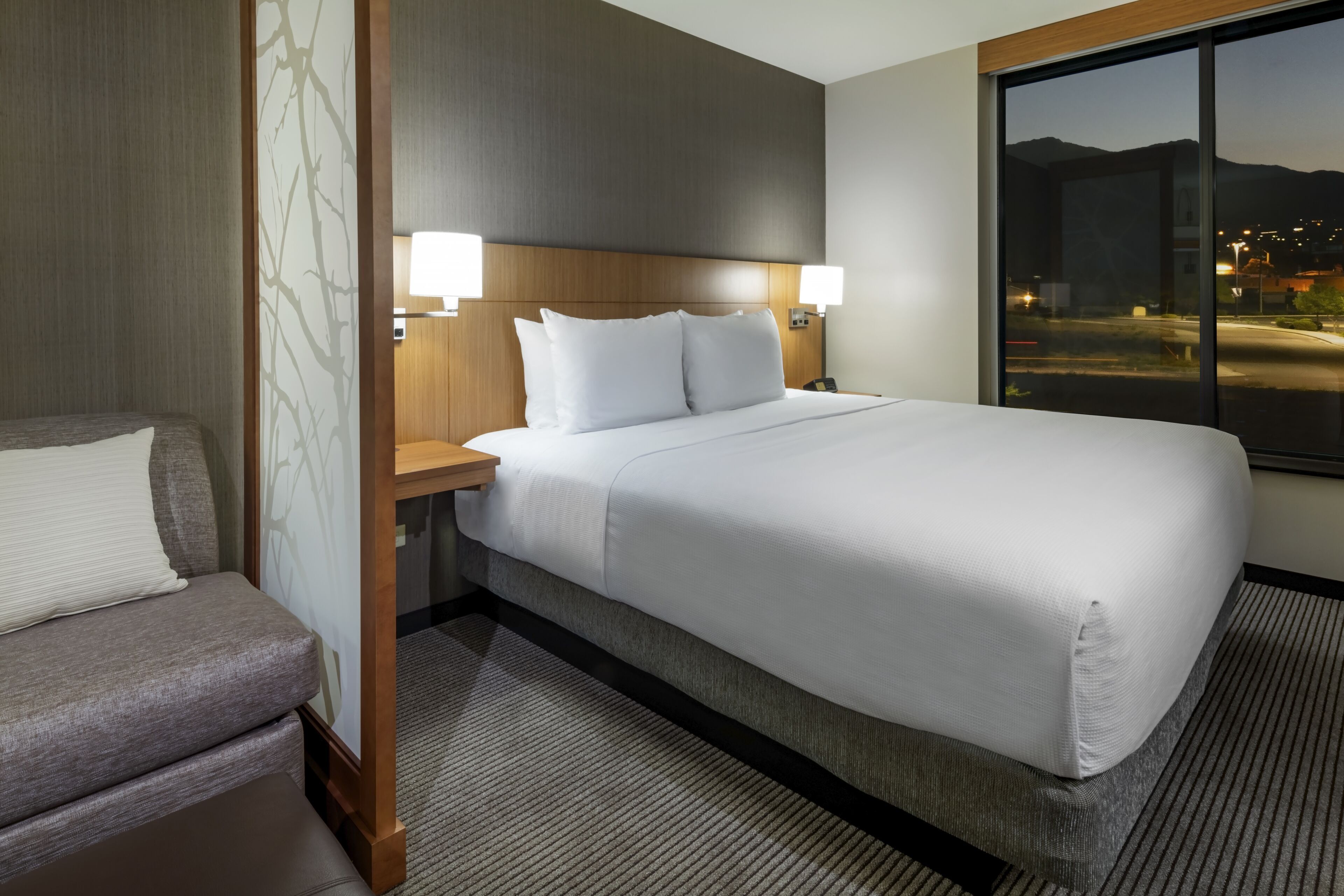 Een bureau, een laptopwerkplek, verduisterende gordijnen