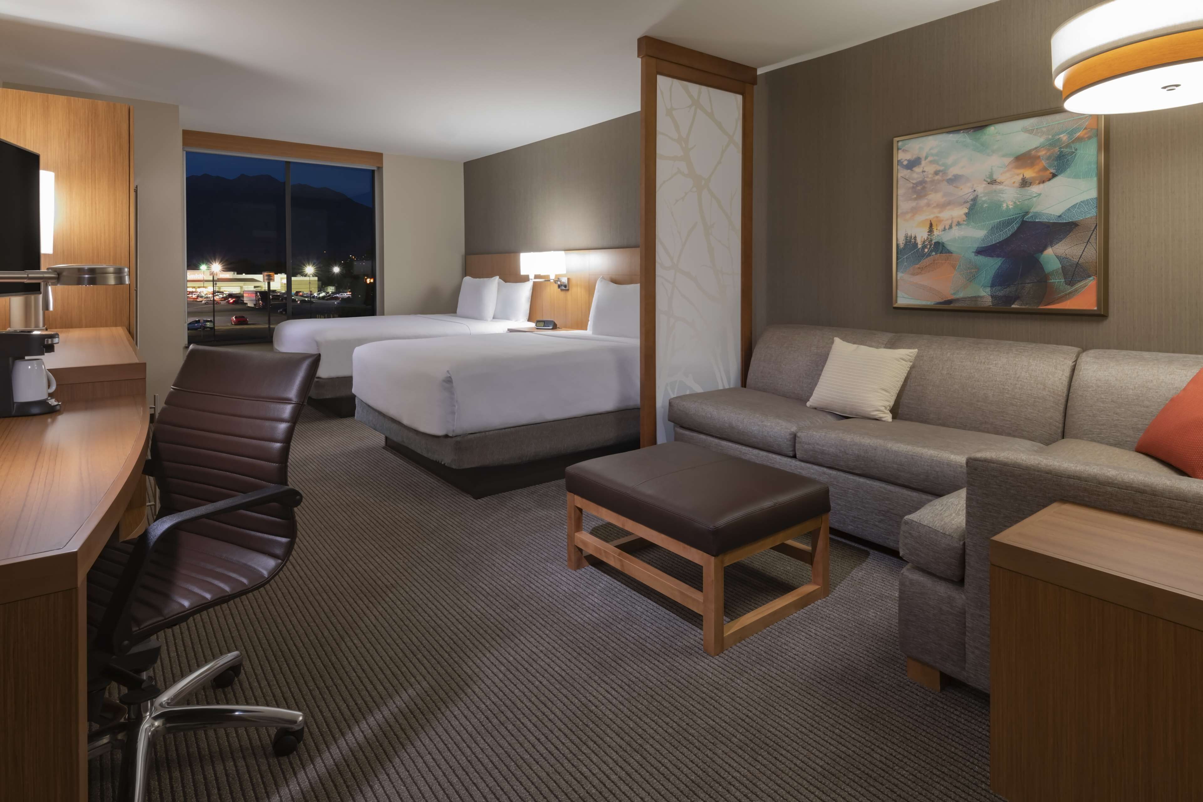 Room, Multiple Beds (2 Queenbeds & Sofabed, High Floor)