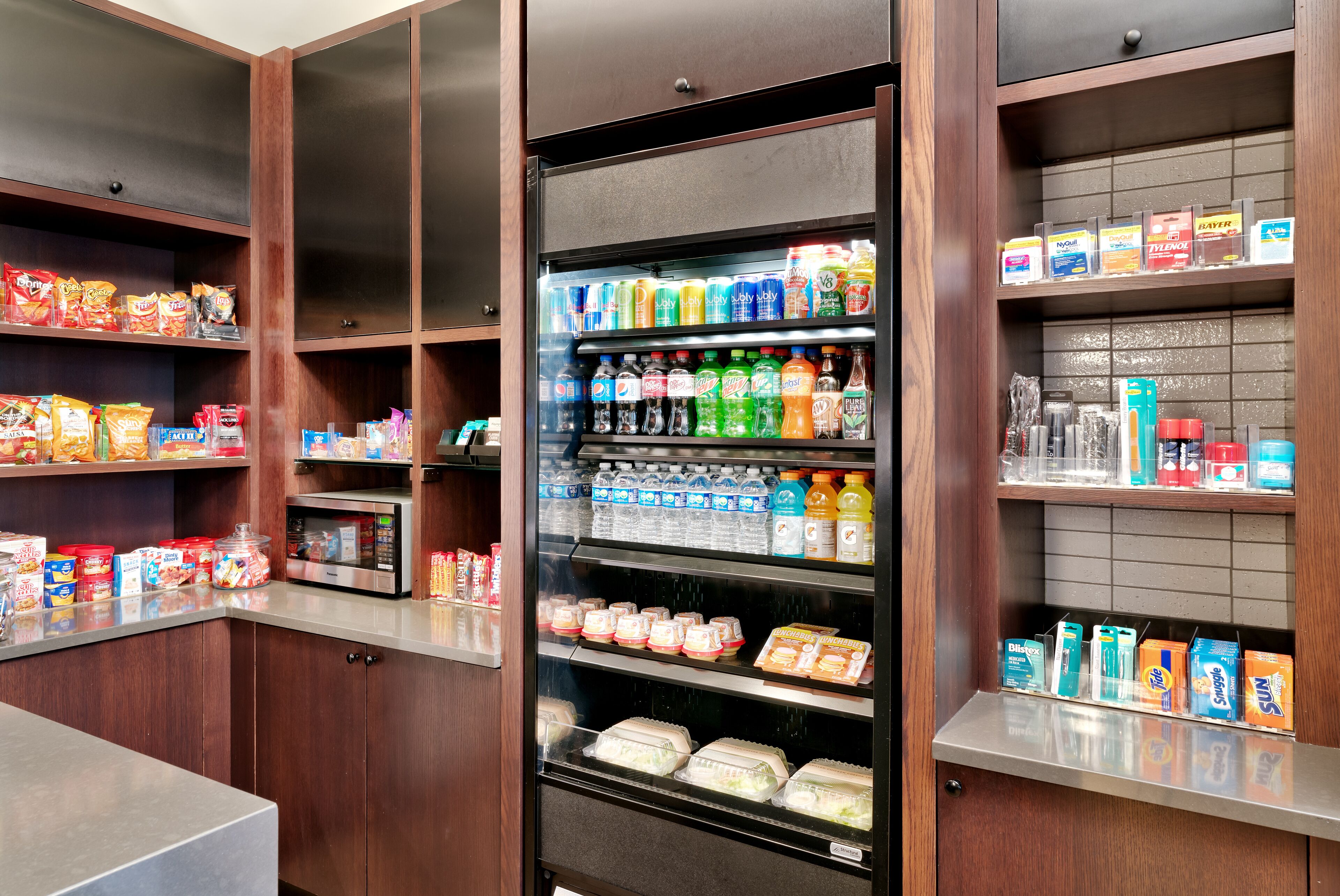 Un espace de libre-service où l'on peut se servir des boissons et des en-cas, avec un assortiment de boissons, de collations et de produits emballés.