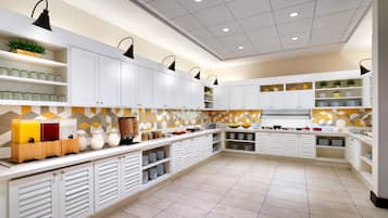 Sarapan prasmanan setiap hari (USD 8.00 per orang)