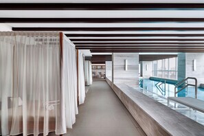 Una piscina techada, camas de piscina gratis