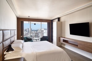 Executive Suite, 1 Bedroom | Minibar, desk, blackout drapes, soundproofing - Sheraton Santos Hotel (Santos)