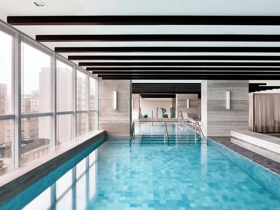 Piscina interna, funciona das 8h às 20h, barracas de cortesia