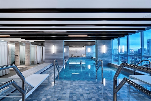 室內游泳池,開放時間為 08:00 至 20:00,提供免費遮陽小屋和日光浴躺椅